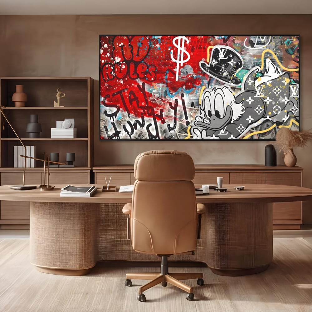 Tablou canvas cu tablou canvas cu scrooge mcduck si graffiti, in rama de aluminiu negru, pe perete intr-un birou